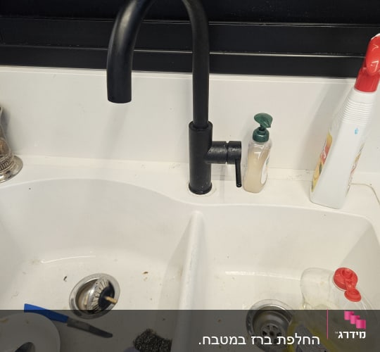 כיור כפול עם ברז שחור, סבון כלים וספוגים